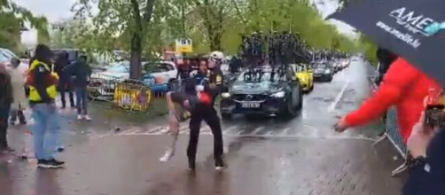 Il ritiro di Mattias Skjelmose - Screenshot © Eurosport.