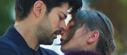 Kemal e Nihan sul punto di baciarsi, screenshot © Endless Love.