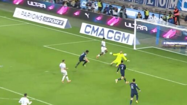 Un fan du PSG a bien célébré le but de Ramos au Vélodrome. (screenshot Twitter @psgtv)