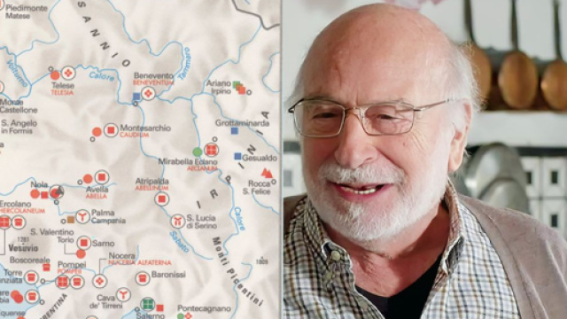 Un posto al sole, Otello Testa (Lucio Allocca) nella casa di Indica Screenshot di © Un Posto al Sole Rai, Mappa Campania Wikimedia Commons.png