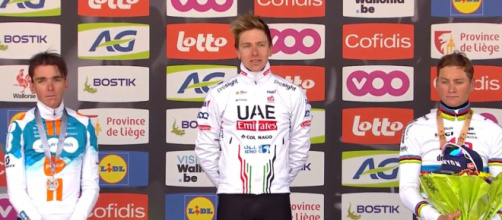 Mathieu Van der Poel sul podio della Liegi - Screensot © Eurosport