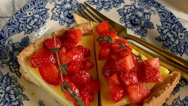 Piccole frolle con panna acida e lampone &copy; Pexels.com