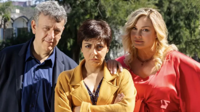Guido Del Bue (Germano Bellavia), Mariella (Antonella Prisco) e Claudia Costa (Giada Desideri) - © Un Posto al Sole Rai.