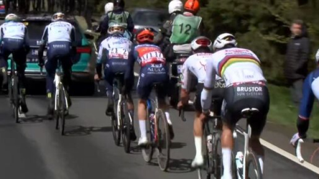 Il gruppo di Van der Poel dietro alla macchina del Team Bahrain - Screenshot © Eurosport.