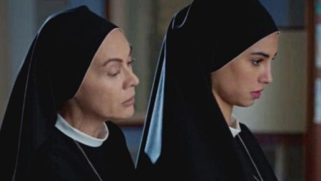 In foto Elena Sofia Ricci e Francesca Chillemi (screenshot © Rai 1)