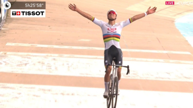 Mathieu van der Poel alla Parigi-Roubaix 2024 &ndash; screenshot &copy; Eurosport
