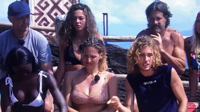 I naufraghi in collegamento dall'Isola dei Serpenti (© L'Isola dei Famosi Mediaset).