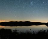 Cielo notturno su un lago - © pixabay.com