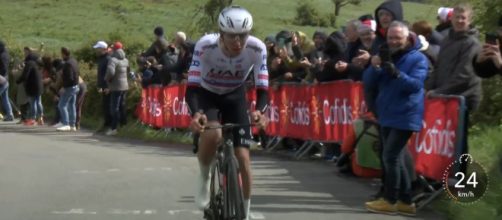 Tadej Pogacar alla Liegi-Bastogne-Liegi 2024 – Screenshot © Eurosport
