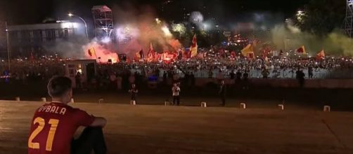 Dybala al momento della presentazione con la Roma © AS Roma.