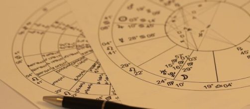 Penna e simboli dei segni zodiacali, foto da © Pixabay.