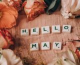 Scritta "ciao maggio" con fiori - © Pexels