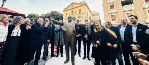 La statua di Luciano Pavarotti © pagina Facebook Comune di pesaro