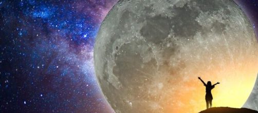 Ragazza che guarda la Luna - Immagine di © Pixabay.