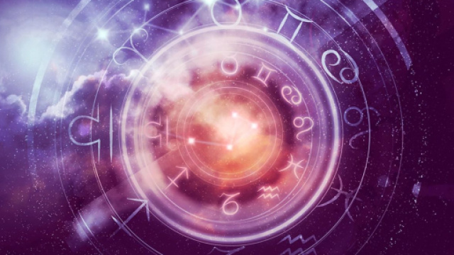 Oroscopo, la ruota dello zodiaco (© Pexels).
