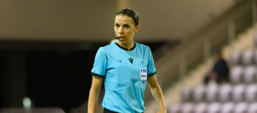 L'arbitre de Ligue 1 critiquée par les internautes (El Loko Foto, CC BY 4.0 <https://creativecommons.org/licenses/by/4.0>, via Wikimedia Commons)