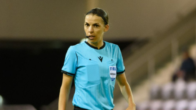 L'arbitre de Ligue 1 critiquée par les internautes (El Loko Foto, CC BY 4.0 <https://creativecommons.org/licenses/by/4.0>, via Wikimedia Commons)