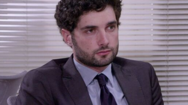Niko di Un posto al sole con faccia sorpresa - Screenshot © Rai 3.