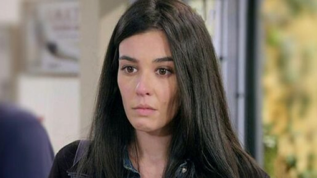 Rossella (Giorgia Gianetiempo) in una scena di Un posto al sole &copy; Rai 3