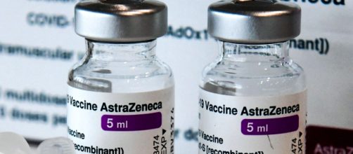Due vaccini AstraZeneca (©AstraZeneca).
