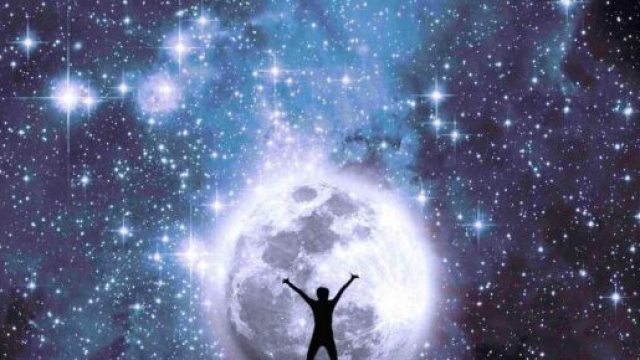 Cielo stellato e luna grande - © Foto Pixbay.