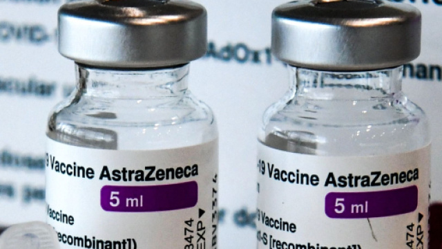 Due vaccini AstraZeneca (©AstraZeneca).