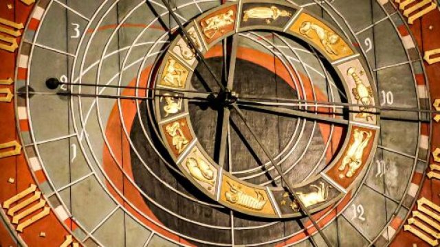 Orologio con segni zodiacali - © Pexels