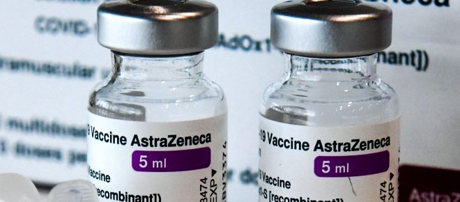 Astra Zeneca per la prima volta ammette che il suo vaccino può causare rari effetti collatrerali