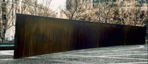 Richard Serra’s “Tilted Arc” (Image source: Wikimedia Commons)