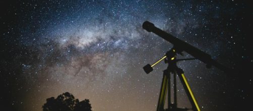 Telescopio che punta alle stelle - © Pexels.com