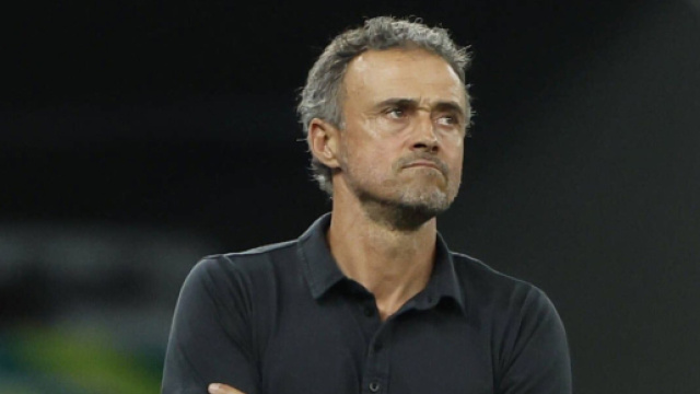 Luis Enrique en forme pour ses débuts au PSG. (screenshot Twitter - @MediaParisien)