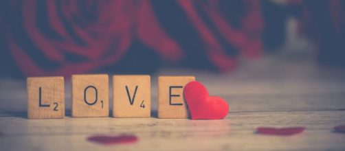 Scritta Love accompagnata da un cuore © Pixabay.