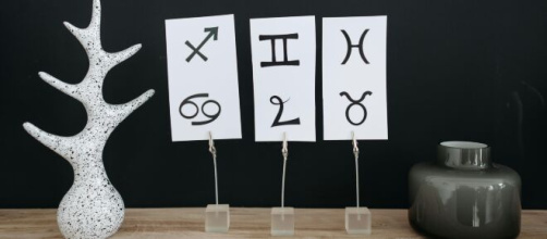Stampe con alcuni segni zodiacali (© Pexels)