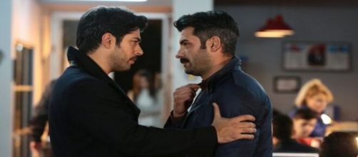 Burak Özçivit (Kemal) e Rüzgar Aksoy (Tarik) in una scena, screenshot © Endless Love