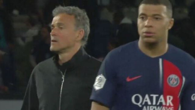 Mbappé et Luis Enrique à la fin de PSG-Clermont. (screenshot Twitter @canal+)