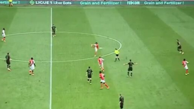 Minamino a malencontreusement mis la balle dans la tête de Madame Frappart lors de ASM-Rennes. (screenshot Canal+)