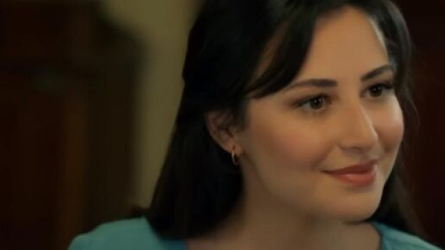 Zeynep (Ümit Beste Kargın) in una scena di Terra amara © Mediaset.