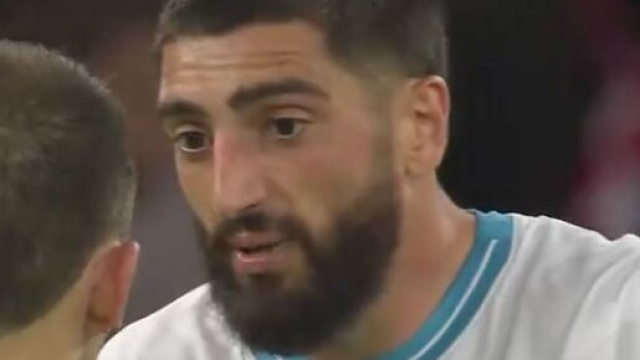 Samuel Gigot en discussion avec l'arbitre pendant LOSC-OM. (screenshot Twitter @primevideo)