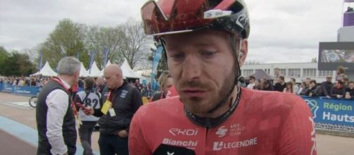 Florian Senechal all'arrivo di Roubaix - Screenshot ©Cyclingpro.net