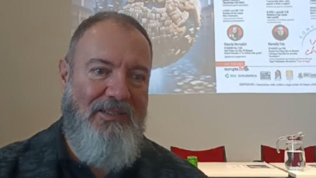 Carlo Lucarelli, presidente dello ScriptaBo durante il video presentazione di VInce chi legge. &copy; ScriptaBo.