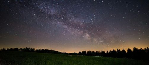 Panorama con cielo stellato © pexels.com.