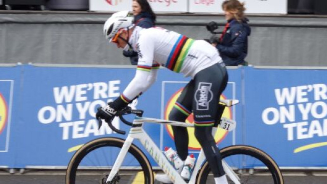 Mathieu van der Poel alla partenza della Liegi 2024 &copy; Wikimedia Commons
