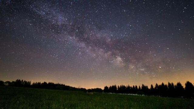 Panorama con cielo stellato © pexels.com.