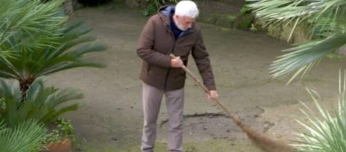 Raffaele svolge il suo lavoro in giardino, screenshot © Un posto al sole.