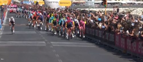 Tadej Pogacar in testa al gruppo nella tappa di Napoli - Screenshot © Eurosport.