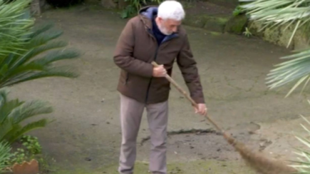 Raffaele svolge il suo lavoro in giardino, screenshot © Un posto al sole.