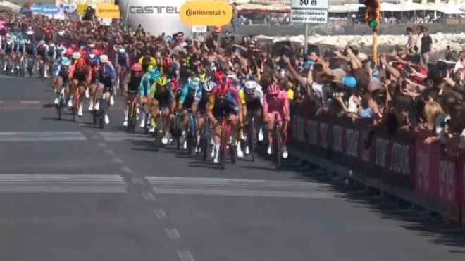 Tadej Pogacar in testa al gruppo nella tappa di Napoli - Screenshot © Eurosport.