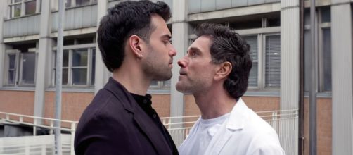 Nunzio Cammarota (Vladimir Randazzo) e Riccardo Crovi (Mauro Racanati) - Screenshot di © Un Posto al Sole Rai.