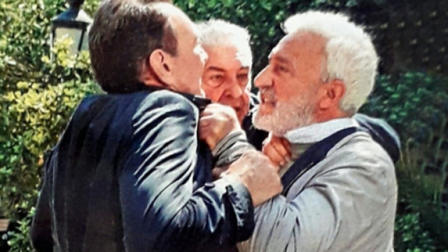 Raffaele aggredisce Roberto in una scena di Un posto al sole © telepiù.