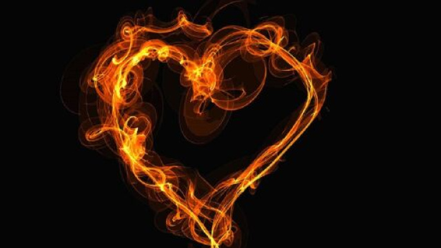 Un cuore in fiamme (© pexels).